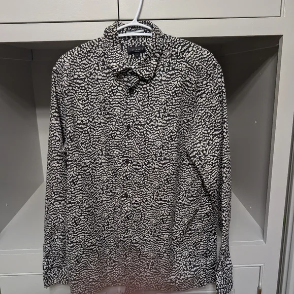 Ted Baker Men's L print for your wild side. Button detail gorgeous - Picture 3 of 15